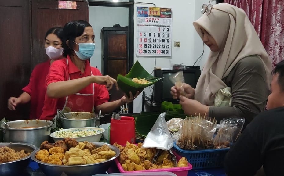 Warung Pecel Pincuk Legend, Robiyah, Yang Tetap Mempertahankan Tradisi.