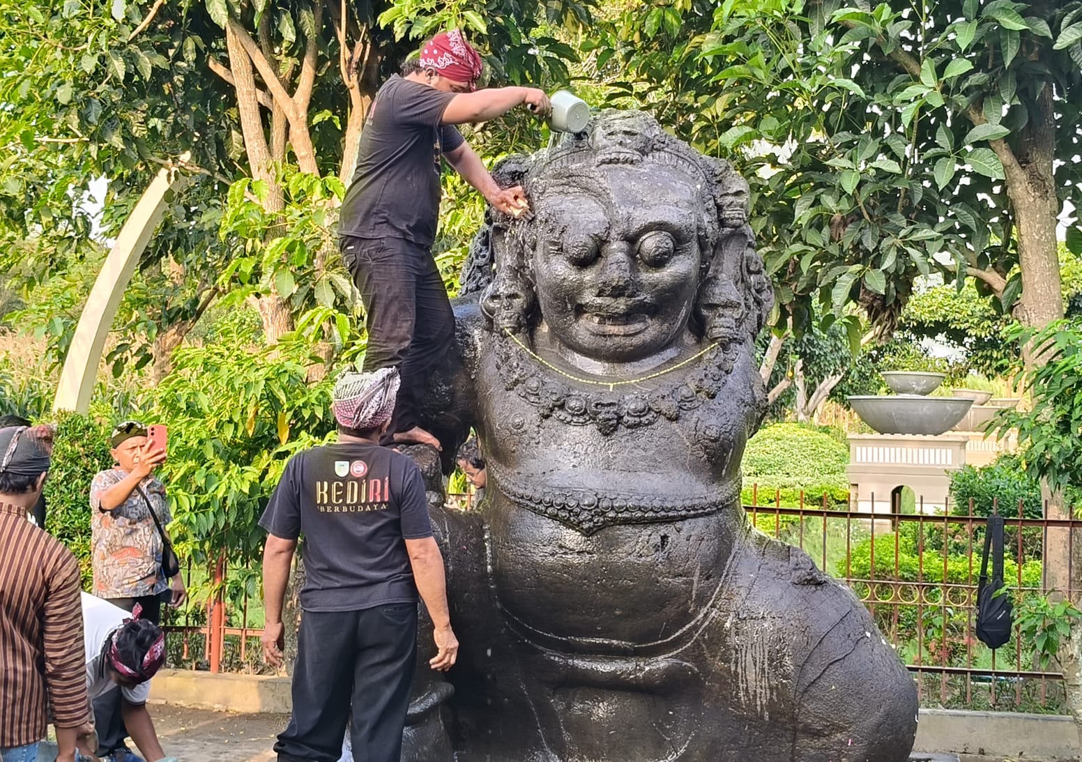 Akhir Bulan Suro, Arca Totok Kerot di Kediri di Jamas Dengan Air dari 7 Mata Air dan Harum Bunga Melati.