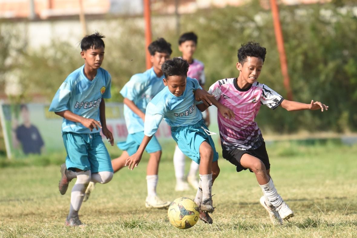 Gus Qowim Saksikan Pertandingan Sepak Bola Afif Cup U 40 dan Walikota Cup antar SMP se-Kota Kediri