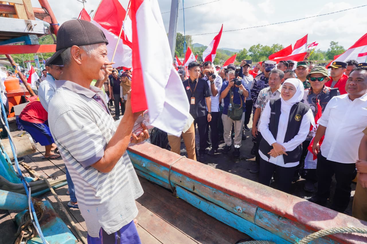 Gubernur Khofifah Serahkan Bantuan Khusus Bagi Nelayan Kabupaten Pacitan