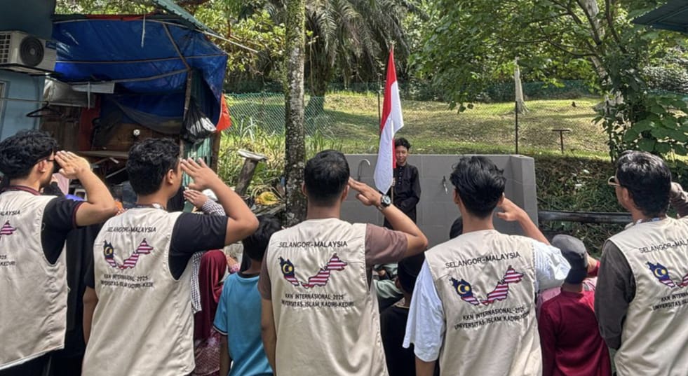 Mahasiswa KKN Internasional Uniska Gelar Upacara HUT RI ke-80 di Malaysia Bersama Anak-anak Sekolah Indonesia
