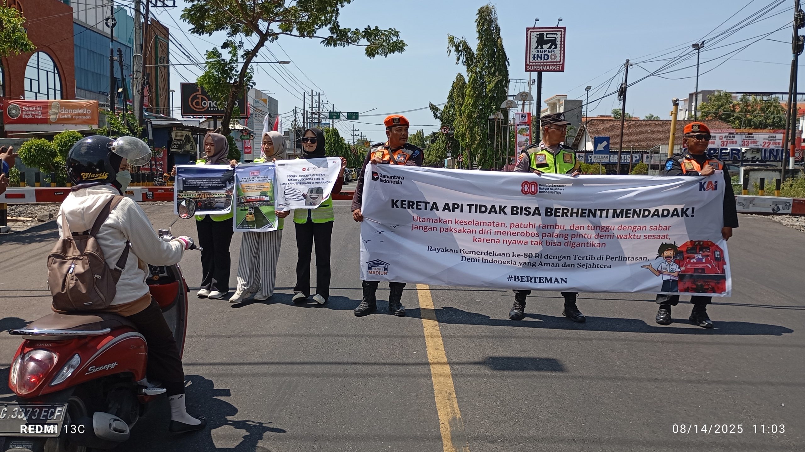 Sambut HUT RI ke-80, KAI Daop 7 Ajak Masyarakat “Merdeka dan Selamat” di Perlintasan