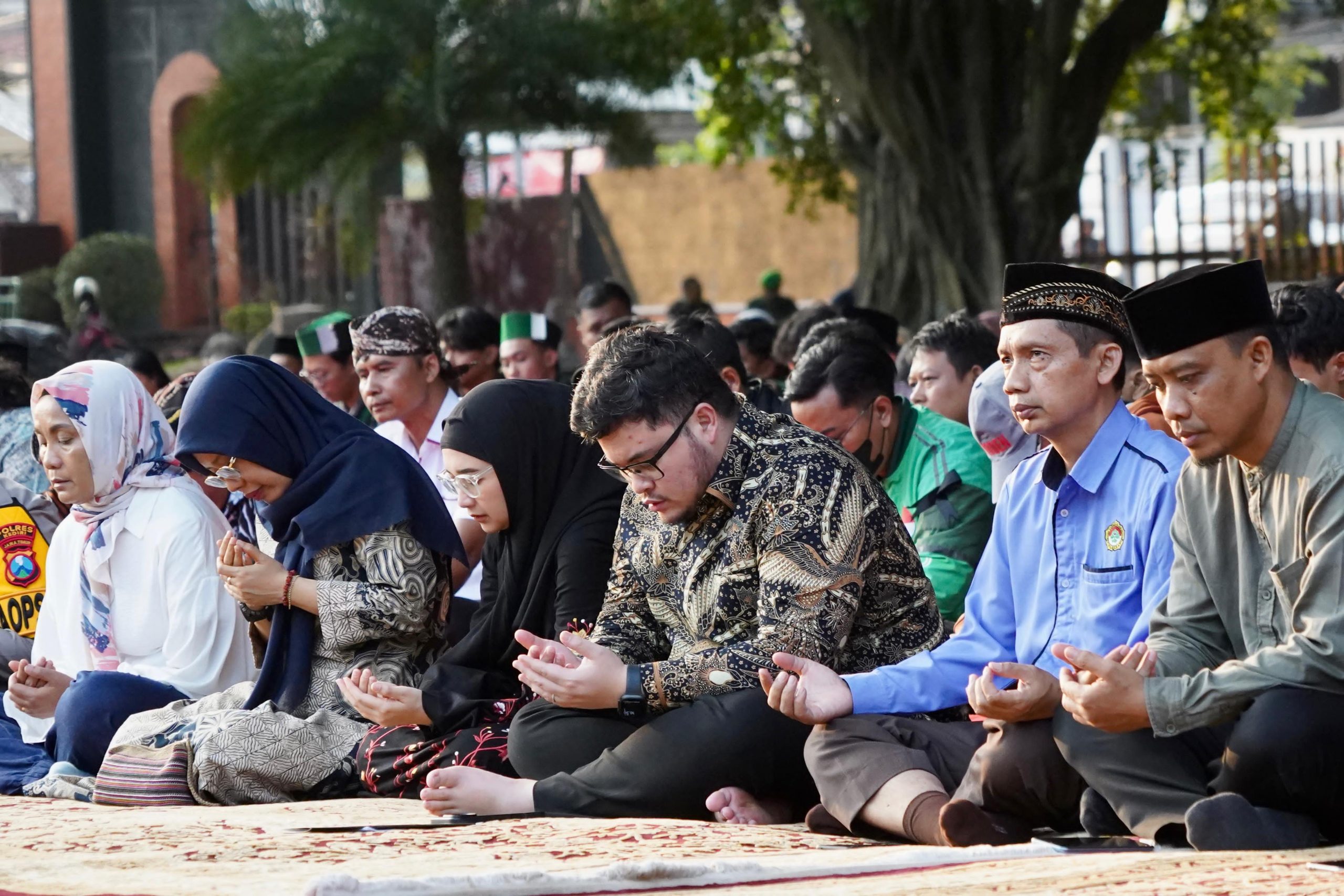 Gelar Doa Bersama di Depan Pemkab Kediri, Mas Dhito: Jangan Berlarut dalam Kesedihan