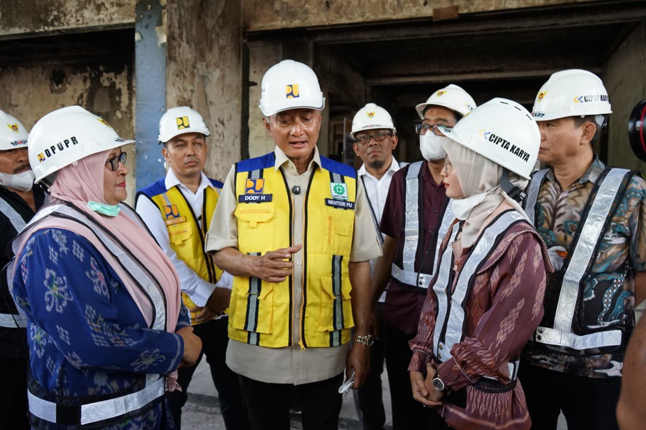 Menteri PU Tinjau Kondisi Gedung DPRD Kota Kediri Yang Dibakar Massa