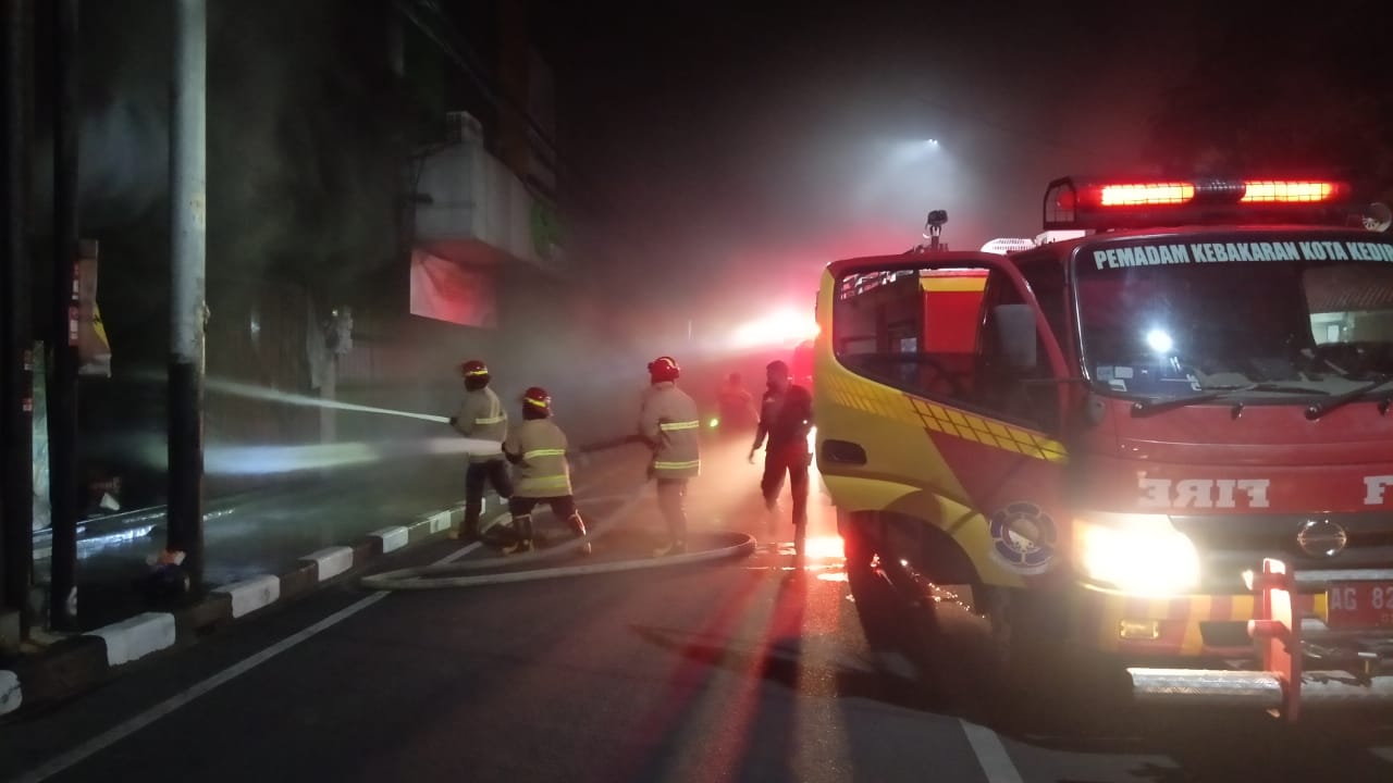 Kebakaran Melanda Toko Muliya di Jalan Doho Kota Kediri