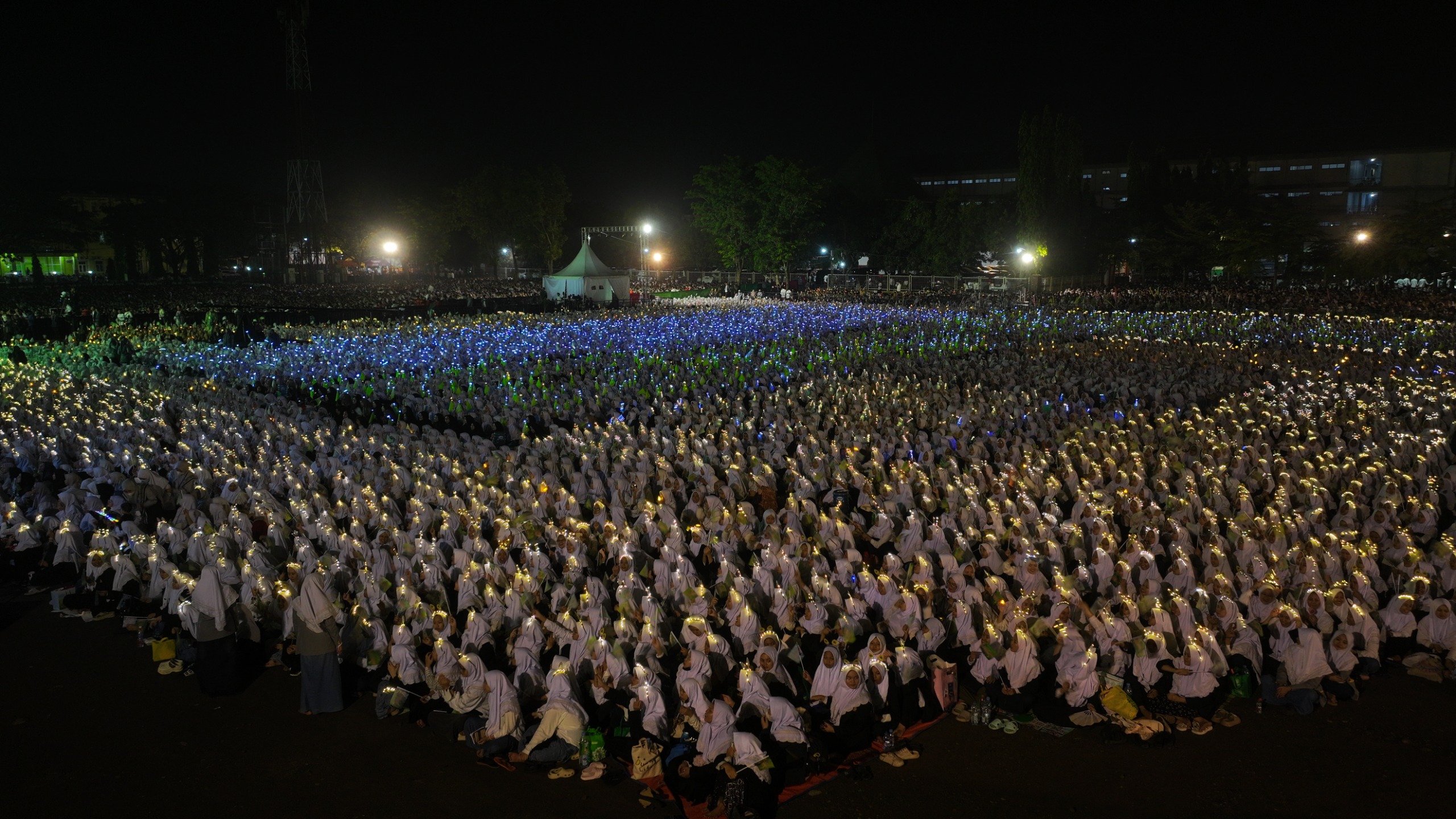 Ribuan Jamaah Hadiri Lirboyo Bersholawat Bersama Habib Syech bin Abdul Kadir Assegaf