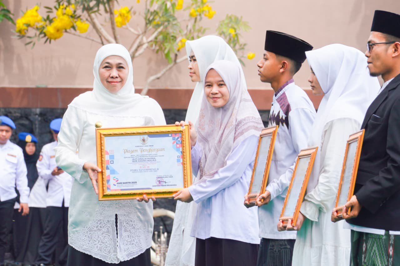 Gubernur Khofifah Pimpin Apel Hari Santri 2025 di Ponpes An-Nur Bululawang Malang