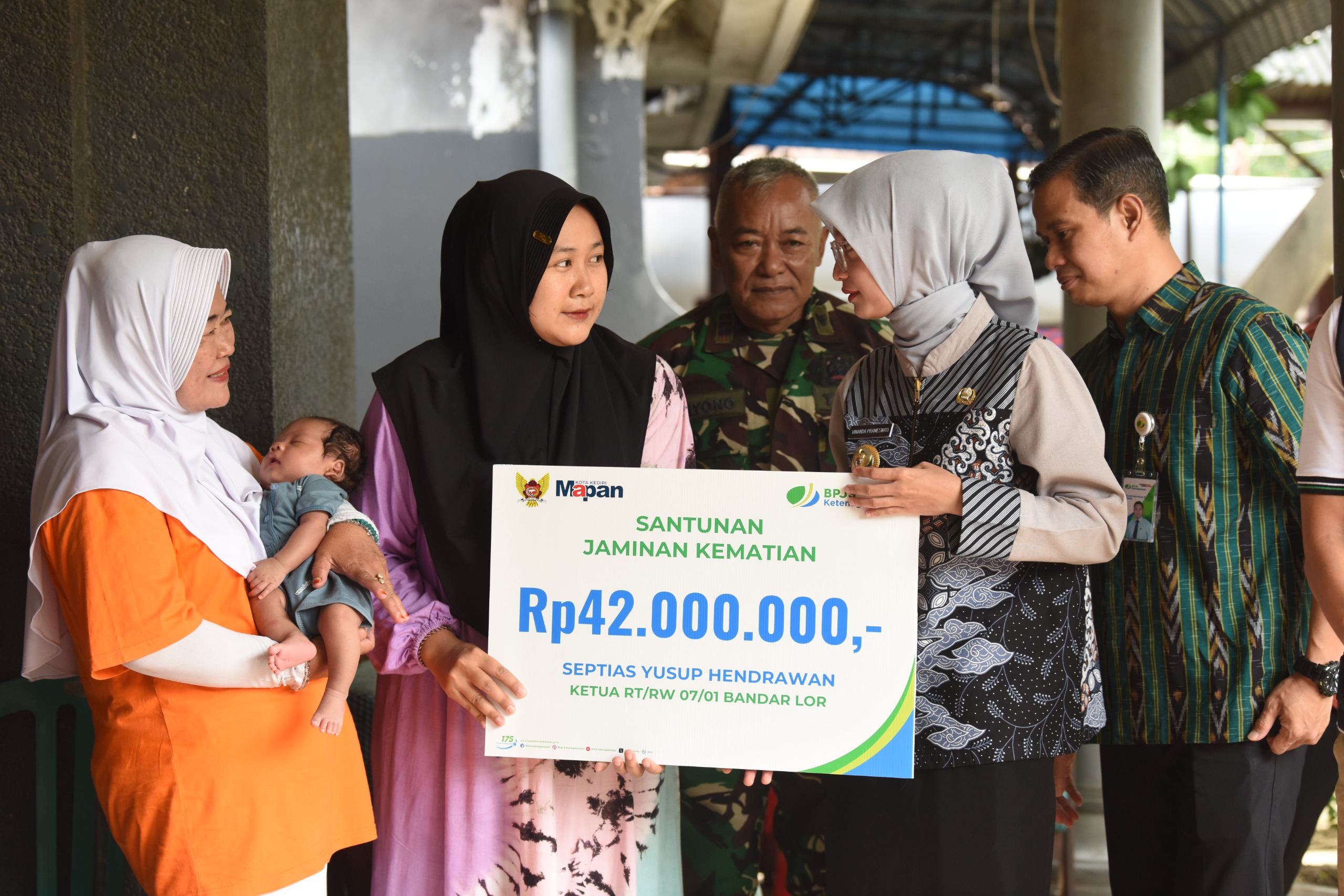 Mbak Wali Serahkan Santunan Jaminan Kematian BPJS Ketenagakerjaan Pada Ahli Waris Ketua RT dan Pekerja Rentan