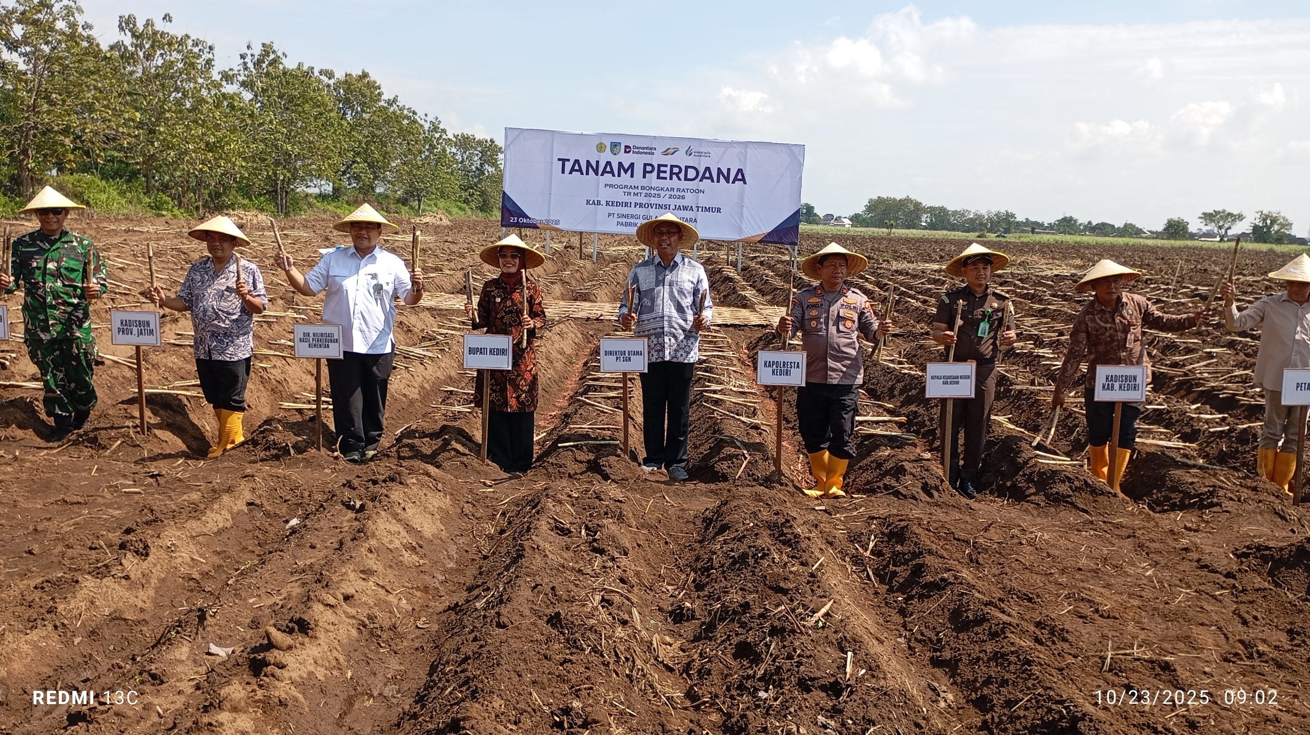 PT SGN Melalui PG Meritjan Sukseskan Tanam Perdana Program Bongkar Ratoon