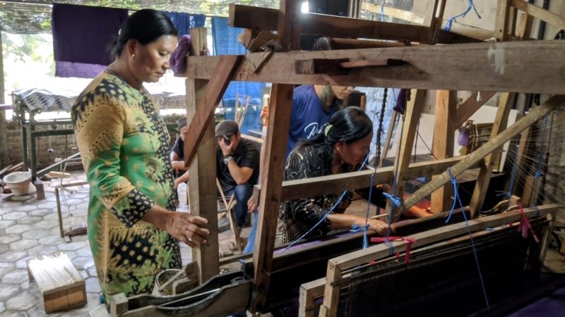 Saat Rombongan Pengrajin Tenun Dari Kutai Timur Rela Terbang Ke Kediri Untuk Magang Tenun Ikat Bandar