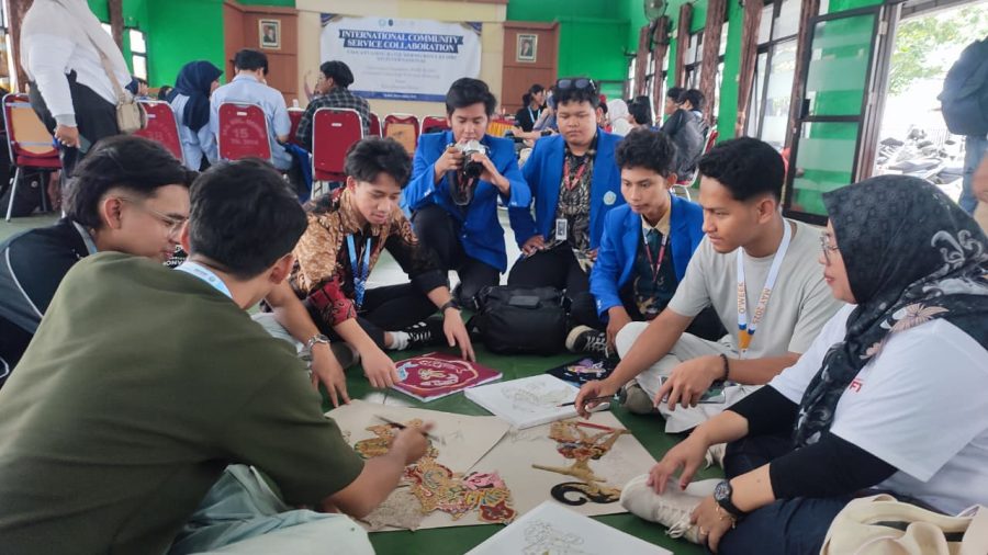 UNP Kediri–UTP Malaysia Angkat Citra Batik dan Wayang Kulit Kelurahan Dermo.