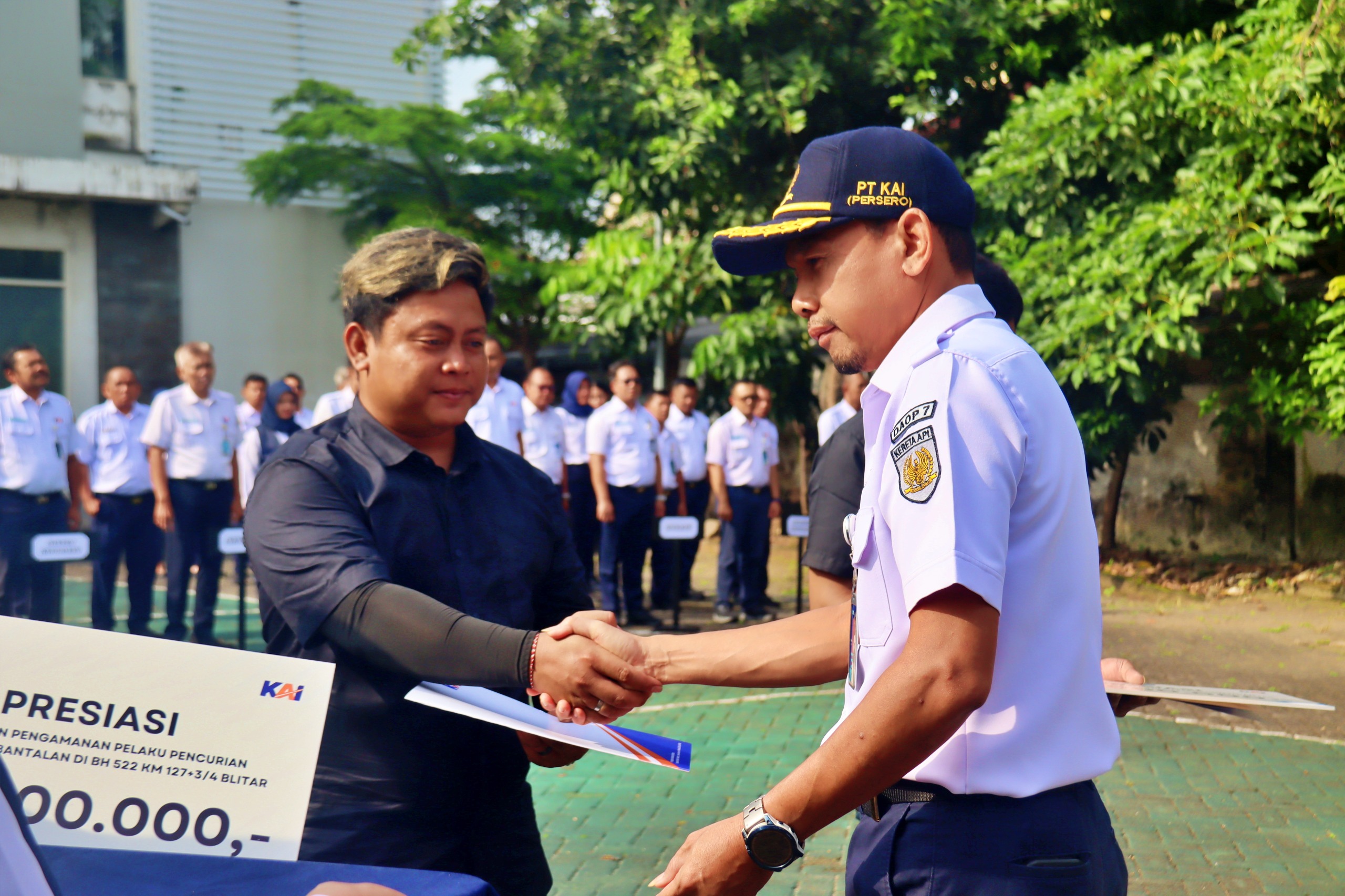 Gagalkan Pencurian Baut Penambat Bantalan Rel, KAI Daop 7 Madiun Beri Penghargaan Kepada Dua Warga Blitar