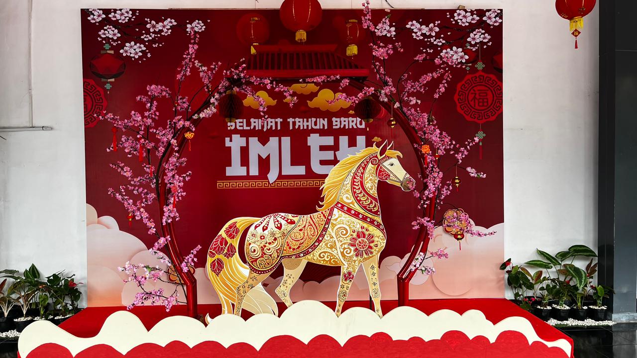 Sambut Tahun Baru Imlek 2577, Stasiun Madiun Hadirkan Ornamen Tematik dan Photobooth “Kuda Api”