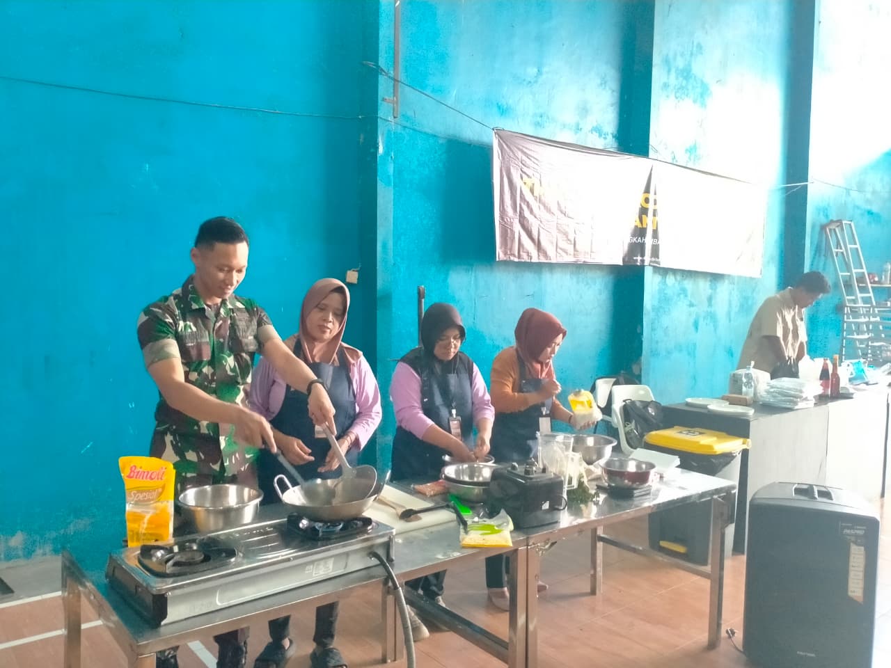 Kegiatan Nonfisik TMMD ke-127 di Kediri Latih Warga Masak Dimsum dan Chiken Popkorn