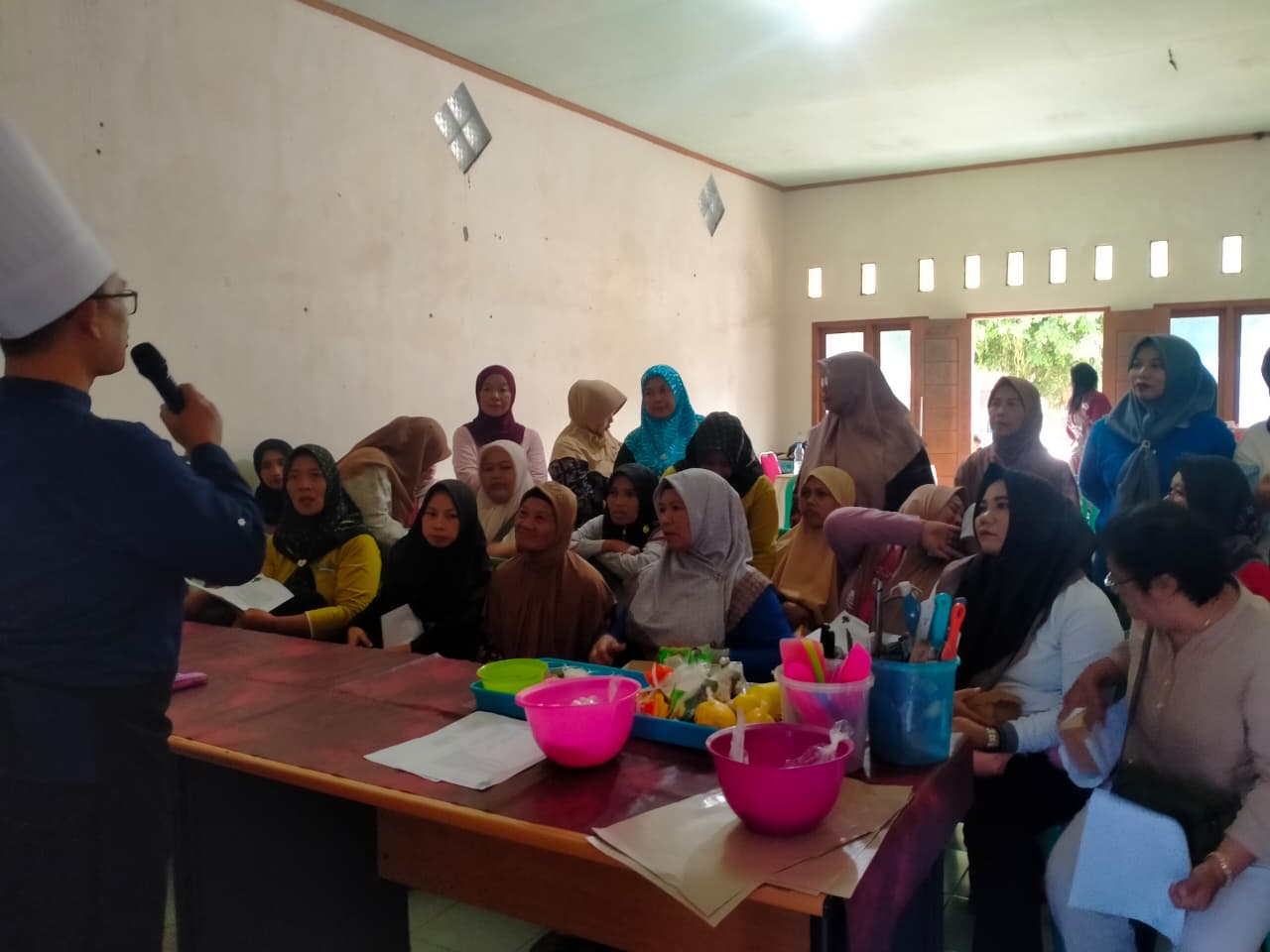 Emak – Emak Warga Desa Gadungan Mendapat Pelatihan Olahan Kue Untuk Wirausaha Baru