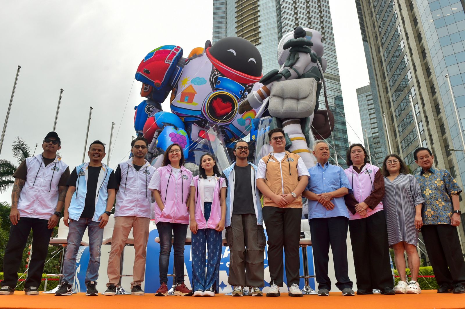 Film Pelangi di Mars Bakal Tayang Lebaran, Wamen Ekraf Resmikan Instalasi Balon Raksasa di SCBD