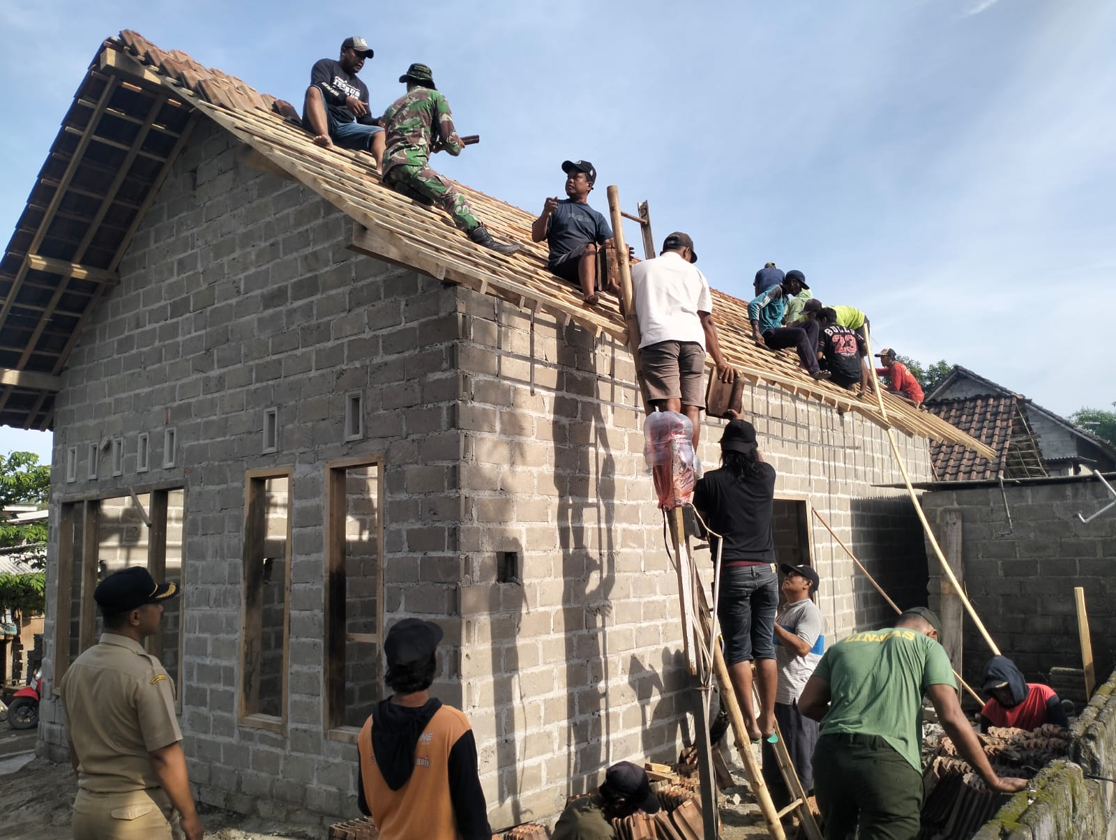 Bedah Rumah TMMD ke 127 Kodim Kediri, Ada Kisah Sumiin dan Tembok Yang Menguatkan Harapan