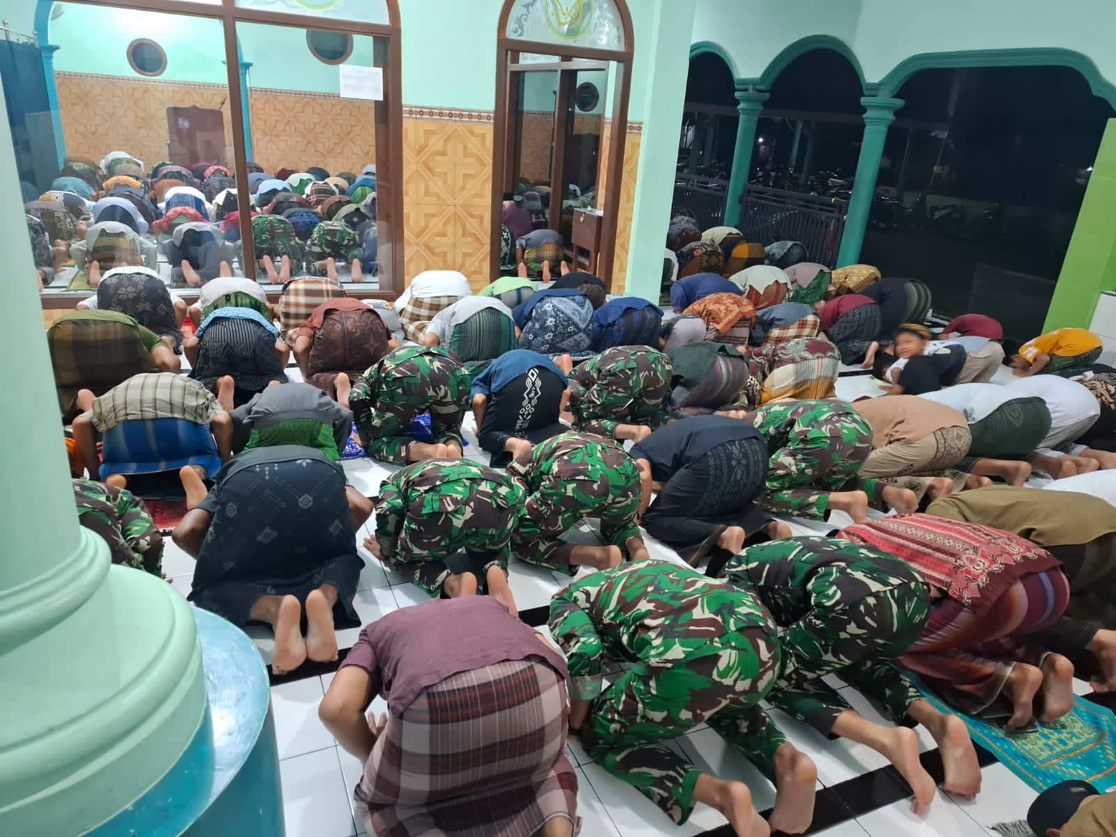 Anggota Satgas TMMD ke 127 Kediri Bersama Warga Desa Gadungan Tarawih Bersama
