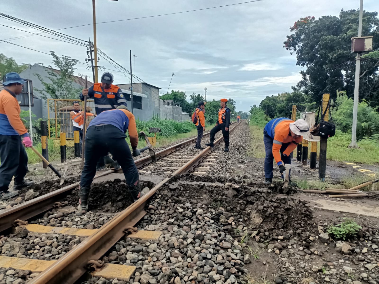 Lindungi Warga dan Perjalanan KA, KAI Daop 7 Tertibkan Jalur Perlintasan di Sanankulon-Blitar