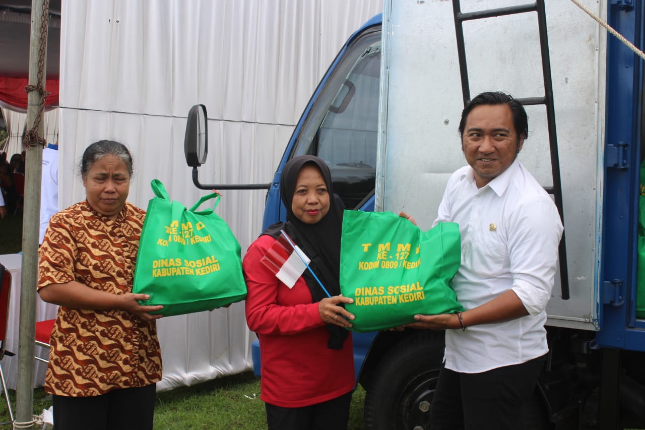 300 Warga dari Tiga Kecamatan Terima Sembako Dalam TMMD ke-127 Kediri