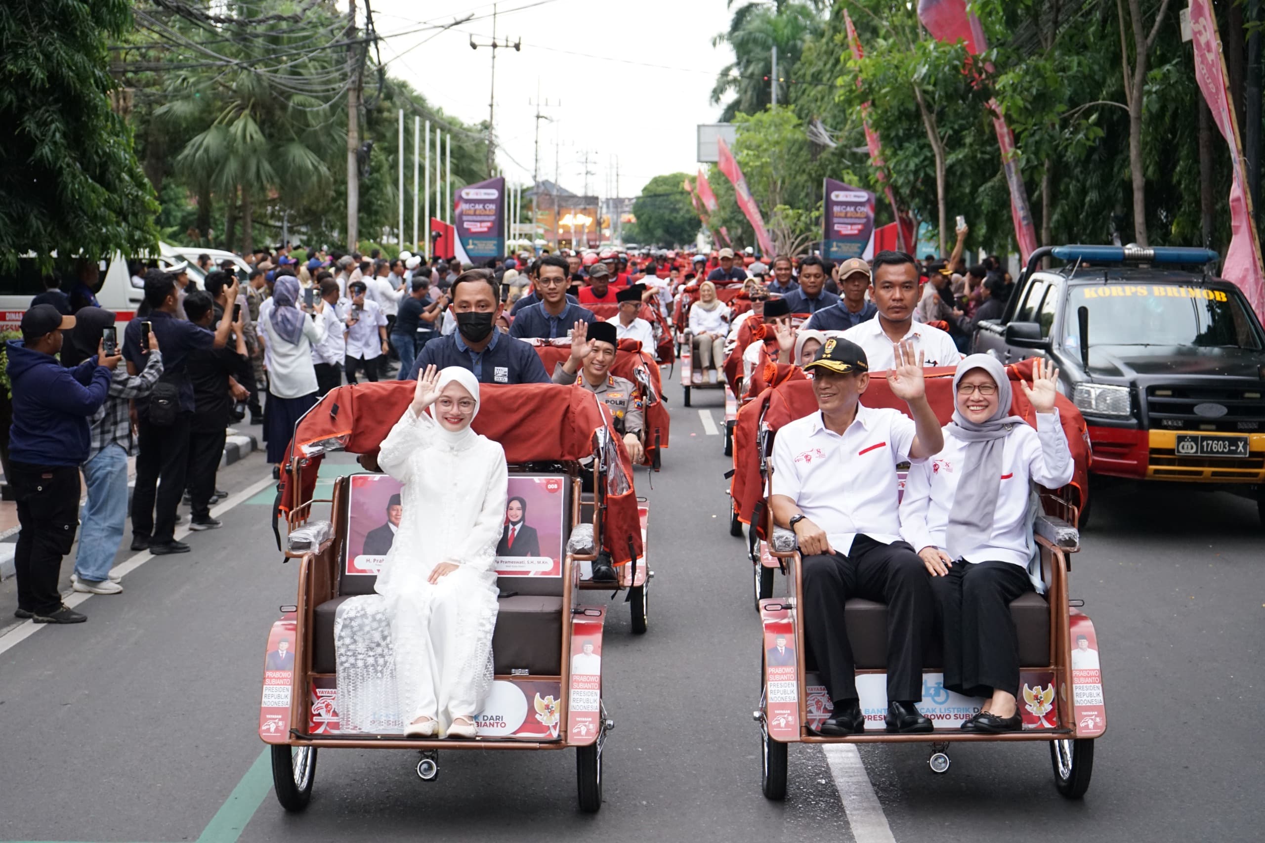 Mbak Wali Serahkan 200 Becak Listrik Bantuan Presiden Prabowo Subianto