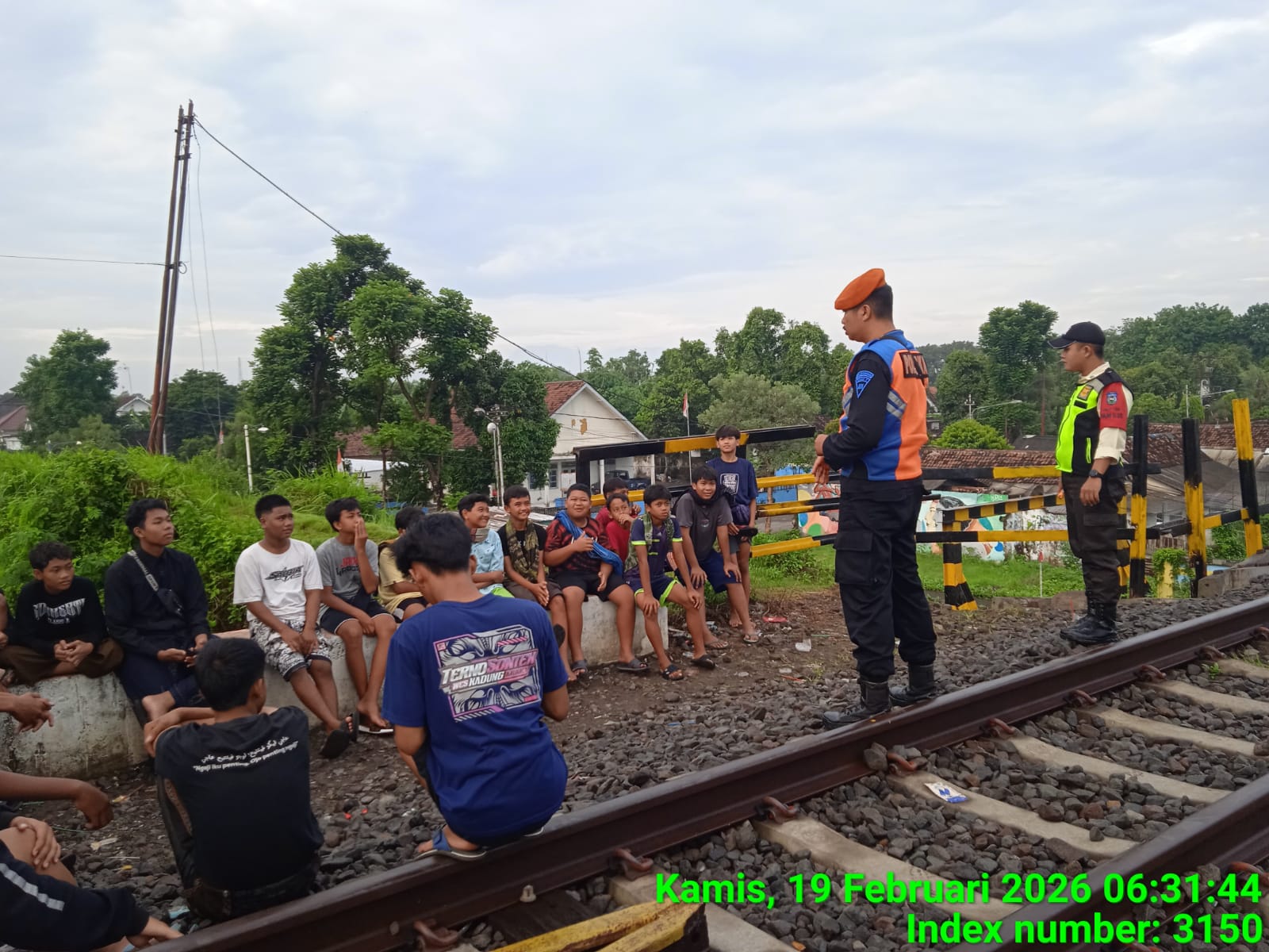 Demi Keselamatan Bersama, KAI Daop 7 Madiun Himbau Warga Tidak Ngabuburit di Lintasan Rel KA