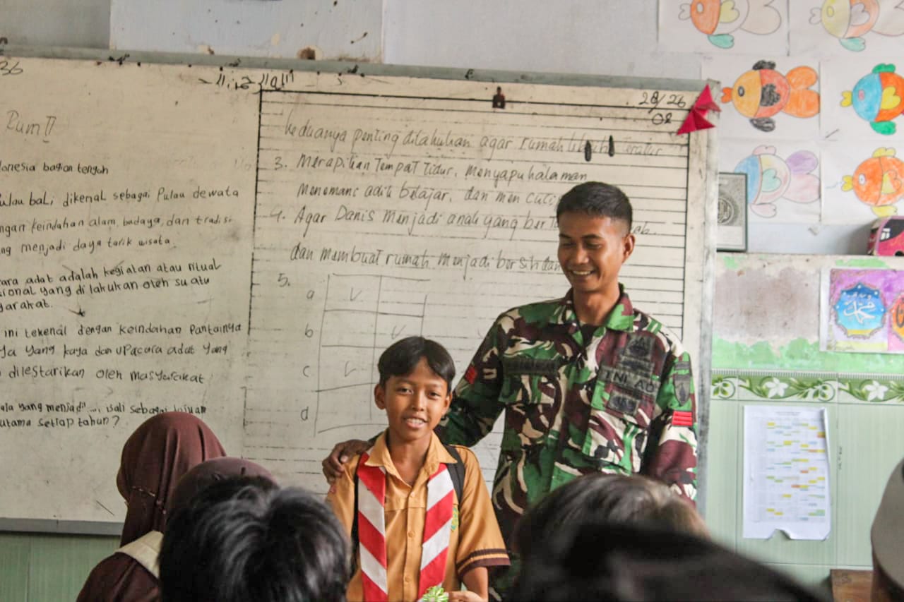 Anggota Satgas TMMD Berikan Materi Wawasan Kebangsaan Kepada Siswa Madrasah Ibtidaiyah Al-Munir