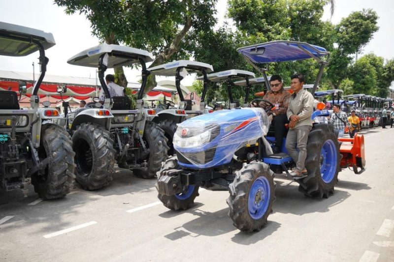 Bupati Kediri Serahkan Bantuan 49 Unit Traktor dan 73 Ton Benih Padi Kepada Petani di Kabupaten Kediri