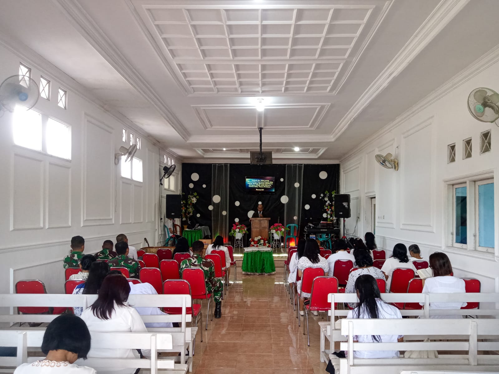 Satgas TMMD ke-127 Ibadah Bersama Jemaat GPdI, Perkuat Nilai Kebersamaan dan Toleransi di Kediri