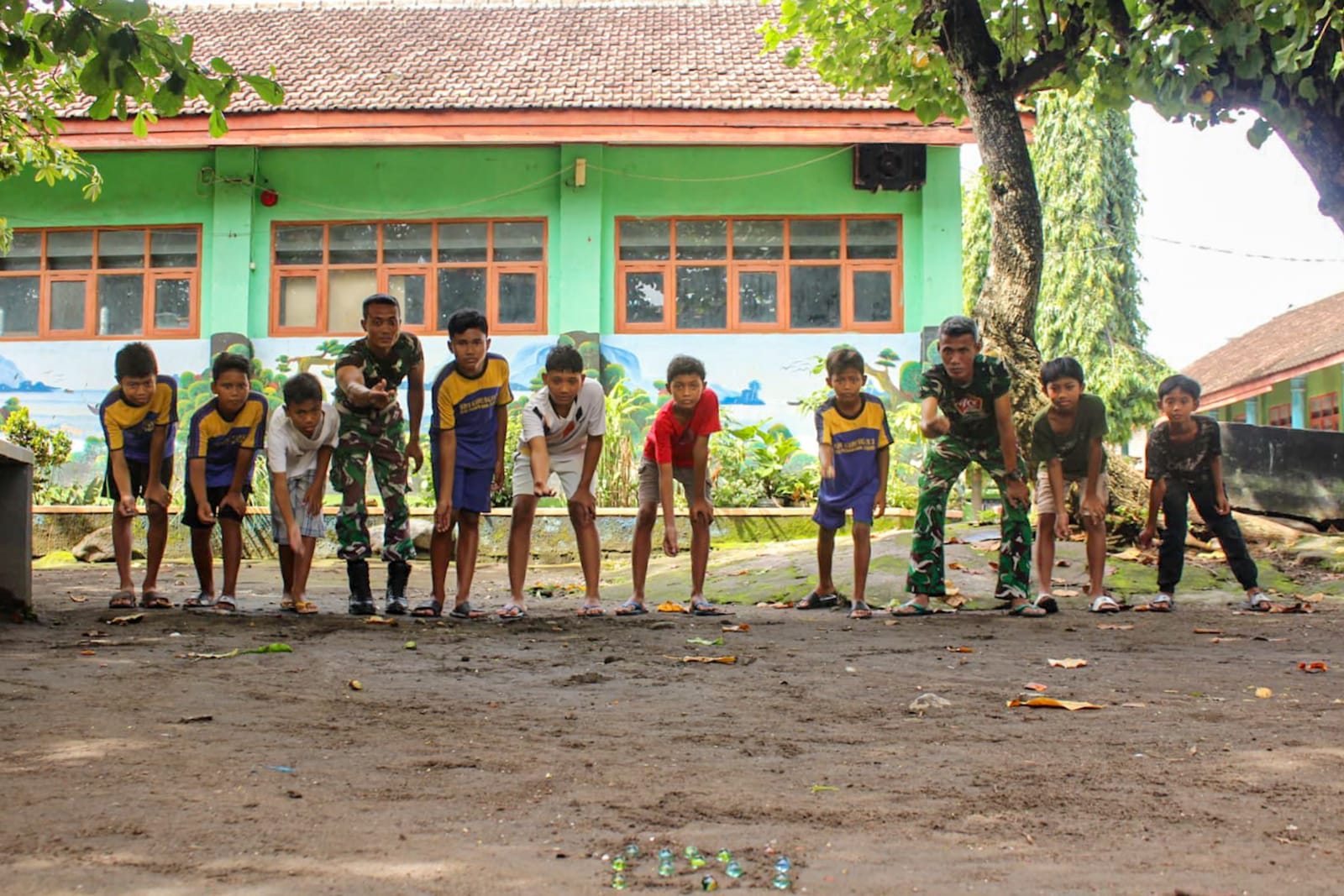 Rawat Kearifan Lokal, Satgas TMMD ke-127 Kodim Kediri Ajak Anak-Anak Bermain Permainan Tradisional