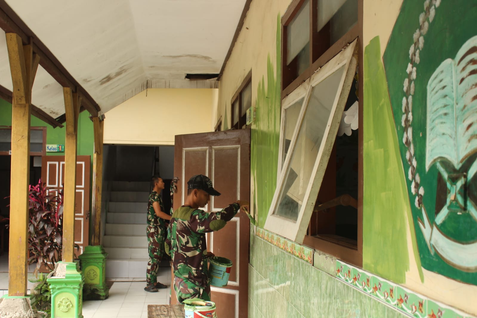 Satgas TMMD ke-127 Kediri Sasar Pengecetan Sekolah Negeri dan Swasta di Desa Gadungan