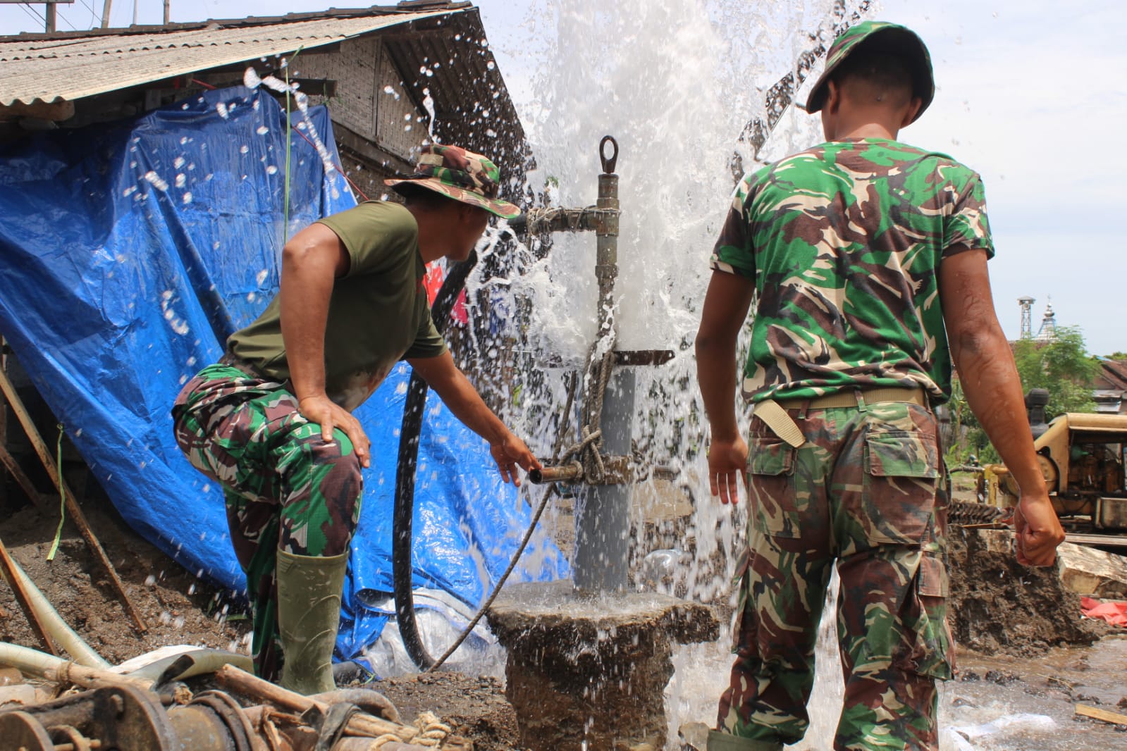 Warga Sambut Sumur Bor TMMD ke 127 di Dusun Templek Berhasil Mengeluarkan Air Bersih
