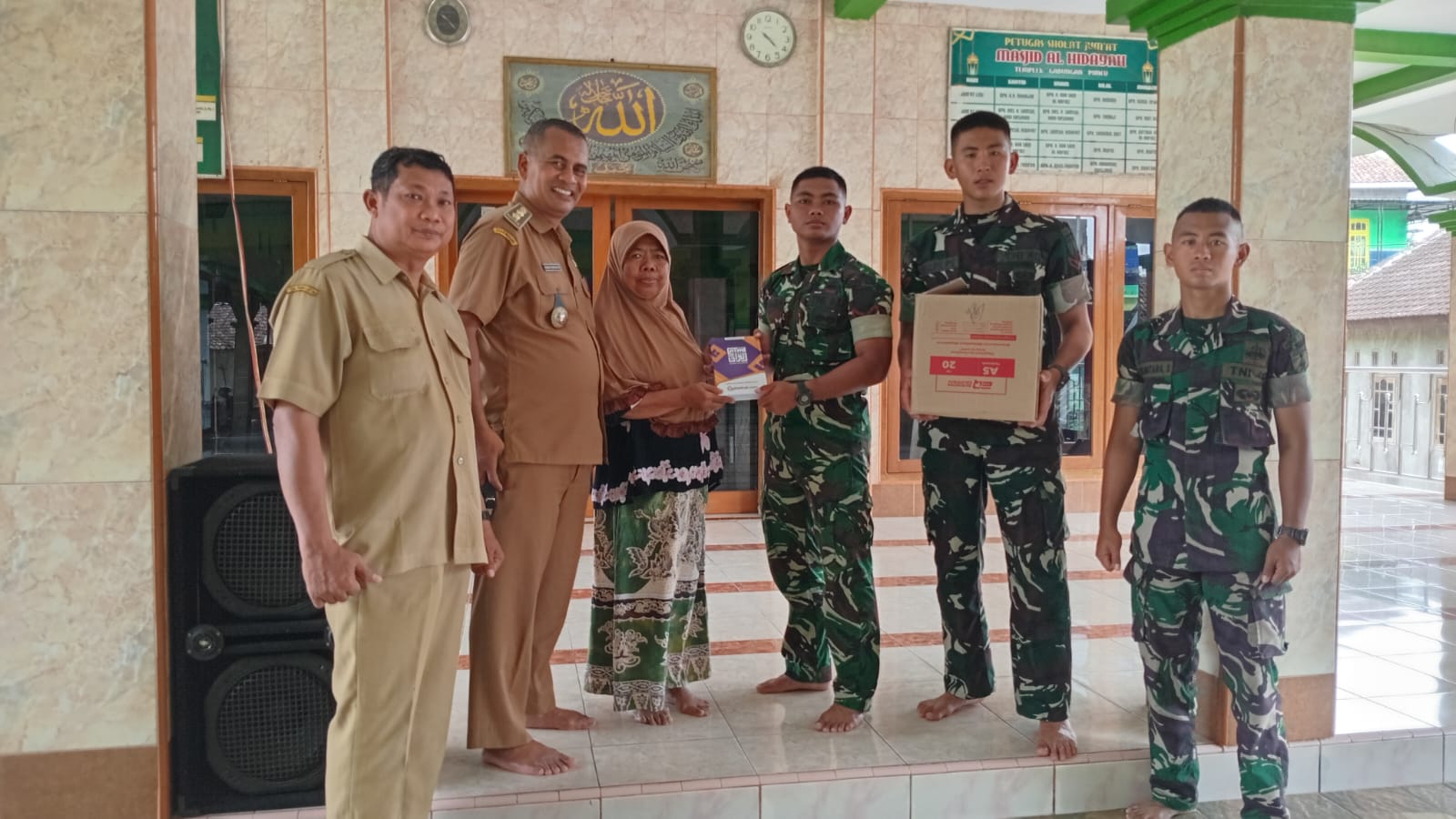 Momentum Ramadhan, Satgas TMMD ke-127 Bagikan Al Quran ke 13 Masjid dan Mushola di Desa Gadungan