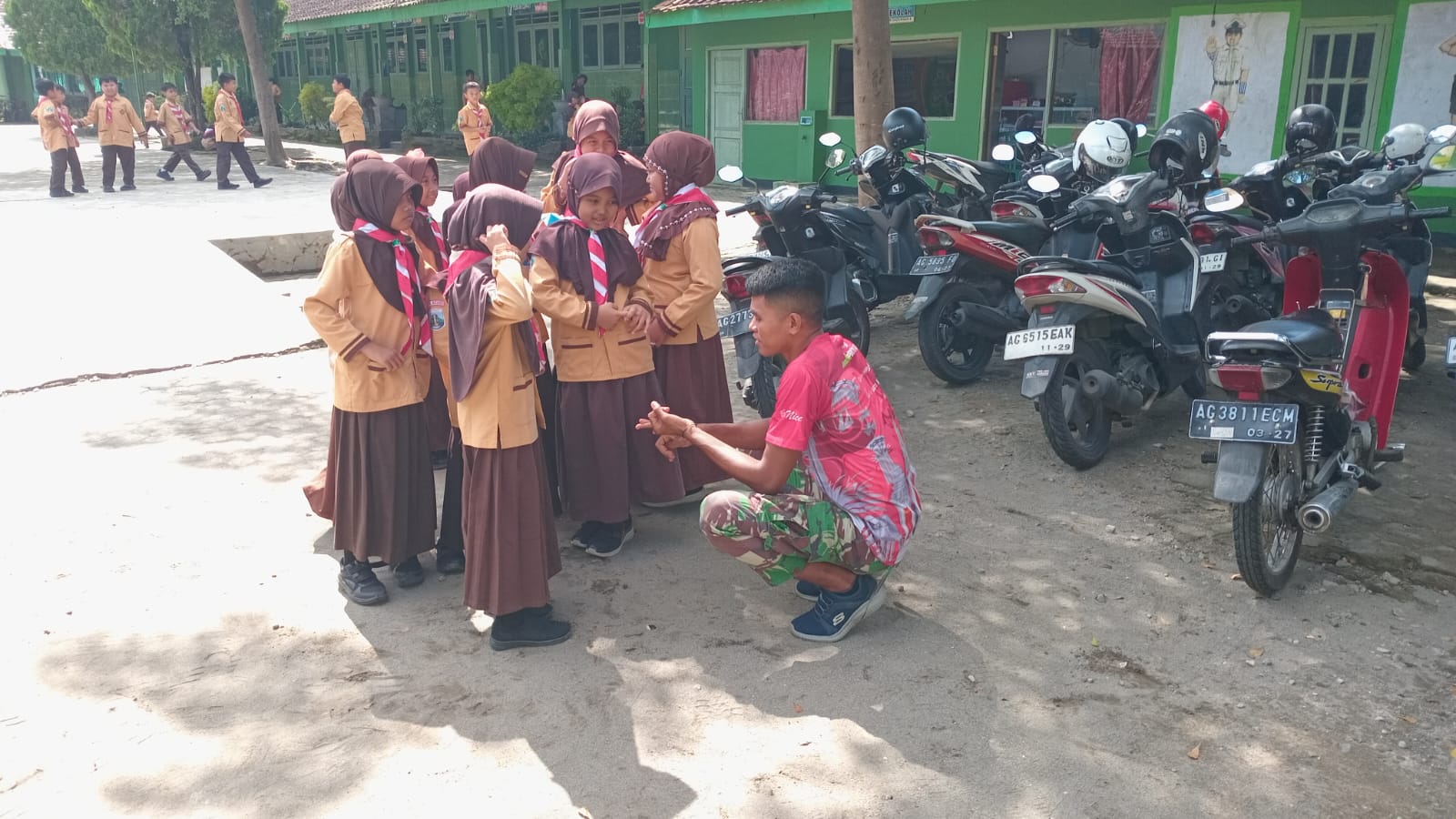 Akrabnya Satgas TMMD Kodim Kediri Dengan Siswa Warnai Aktivitas di SDN Gadungan 4
