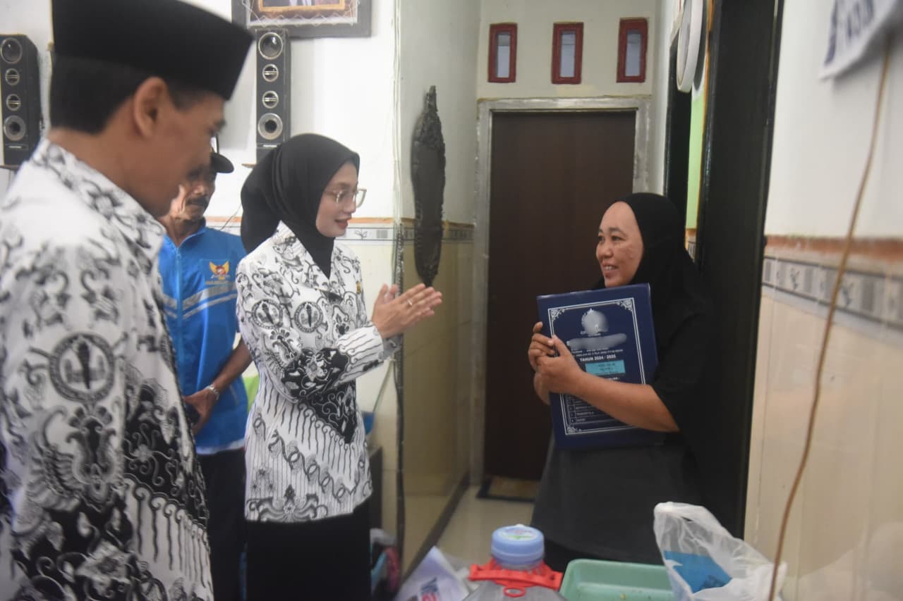 Mbak Wali Sambangi Rumah Warga Semampir, Beri Bantuan dan Menyerahkan Ijazah