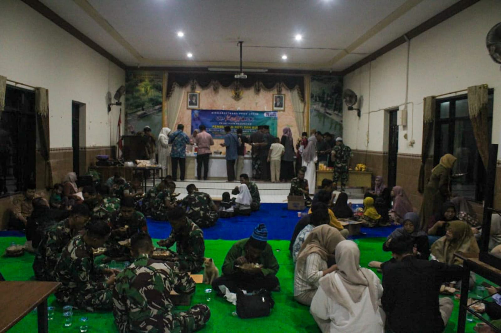 Perkuat Kemanunggalan TNI-Rakyat, Anggota Satgas TMMD ke 127 Buka Puasa Bersama Warga Gadungan