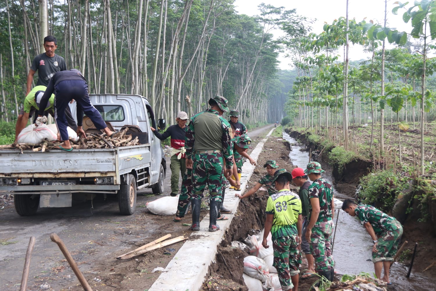 Satgas TMMD 127 dan Warga Gotong Royong Perkuat Dinding Sungai di Jalur Tembus Kapasan–Sumber Bahagia