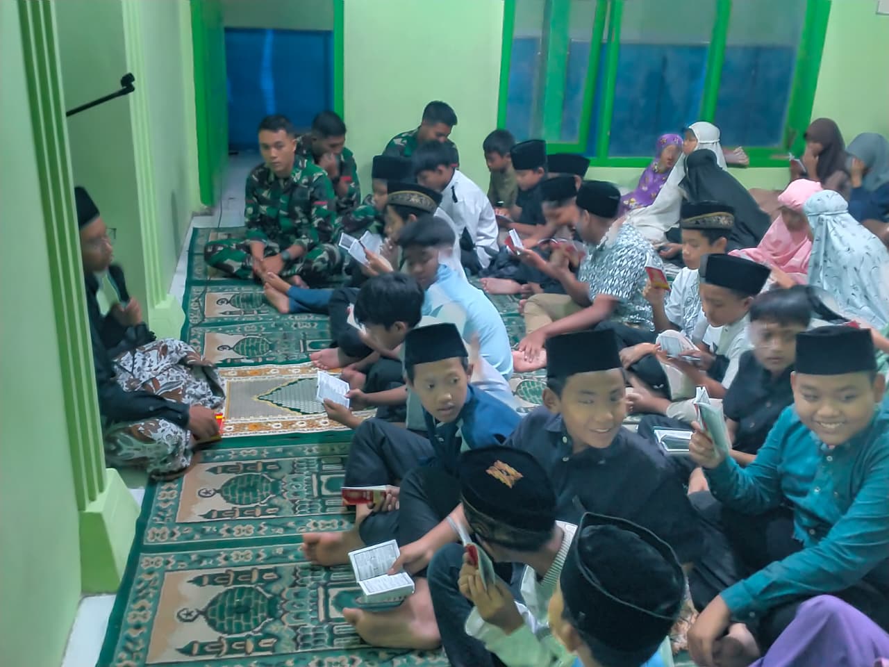 Satgas TMMD dan Siswa SDN Gadungan 4 Peringati Malam Nuzulul Qur’an