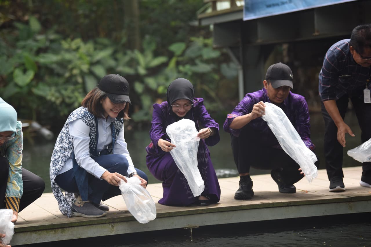 Walikota Tebar 13.100 Benih Ikan Endemik Jawa Timur di Sumber Banteng