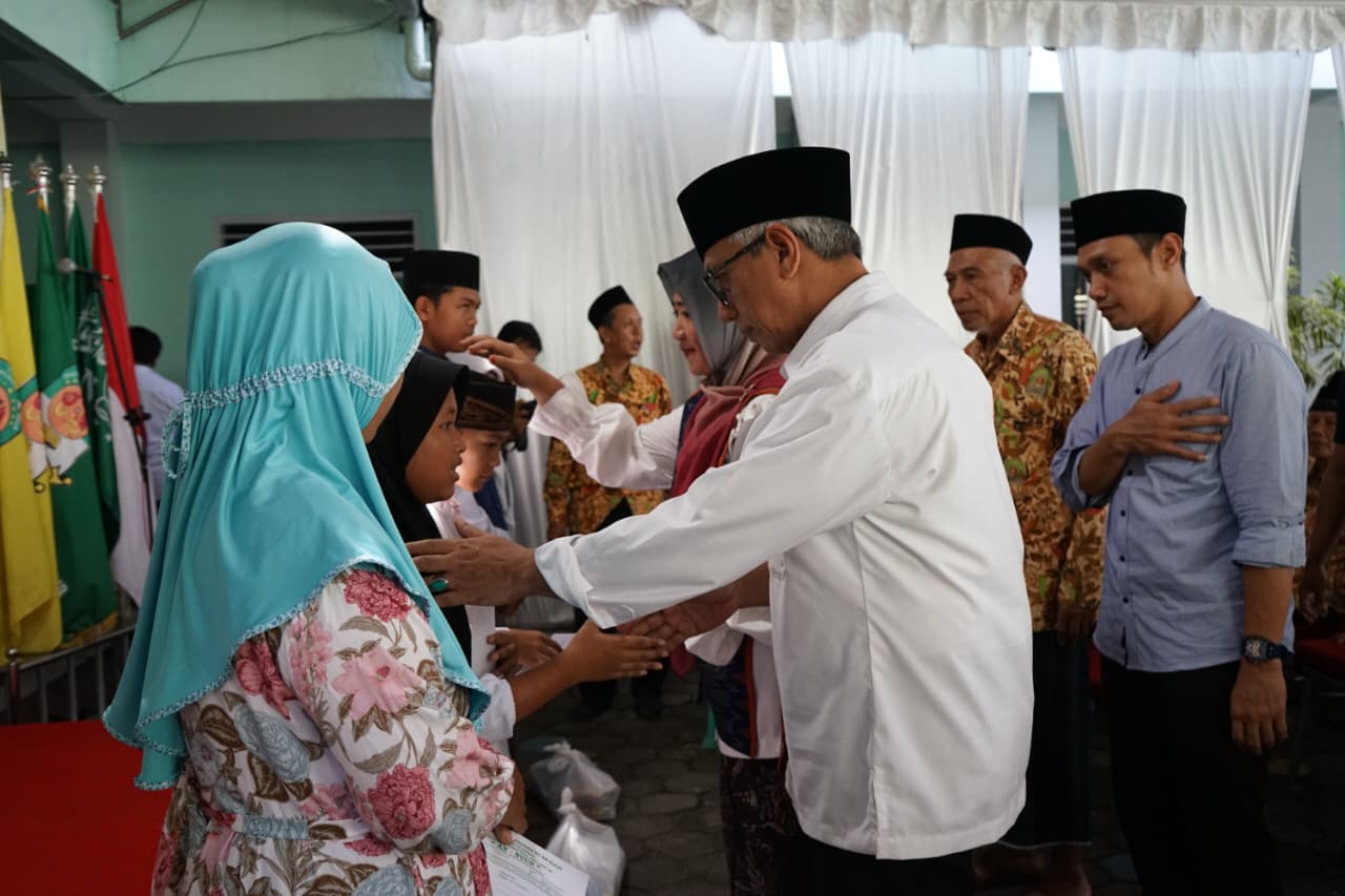 Gus Qowim Serahkan Bingkisan Idul Fitri bagi 405 Anak Yatim dan Lansia