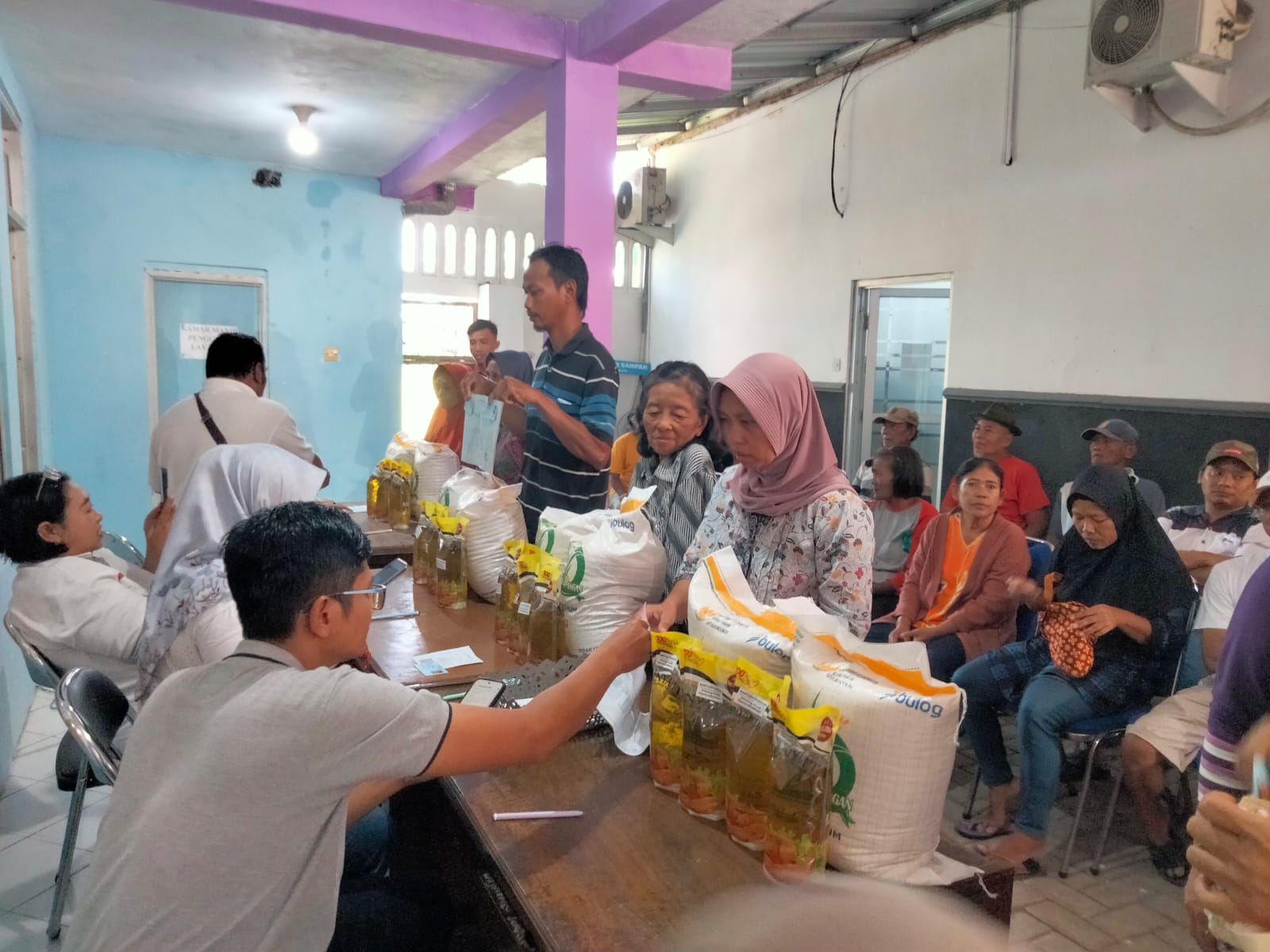 Menjelang Lebaran, Perum BULOG Kediri Salurkan Bantuan Pangan di Kota Kediri