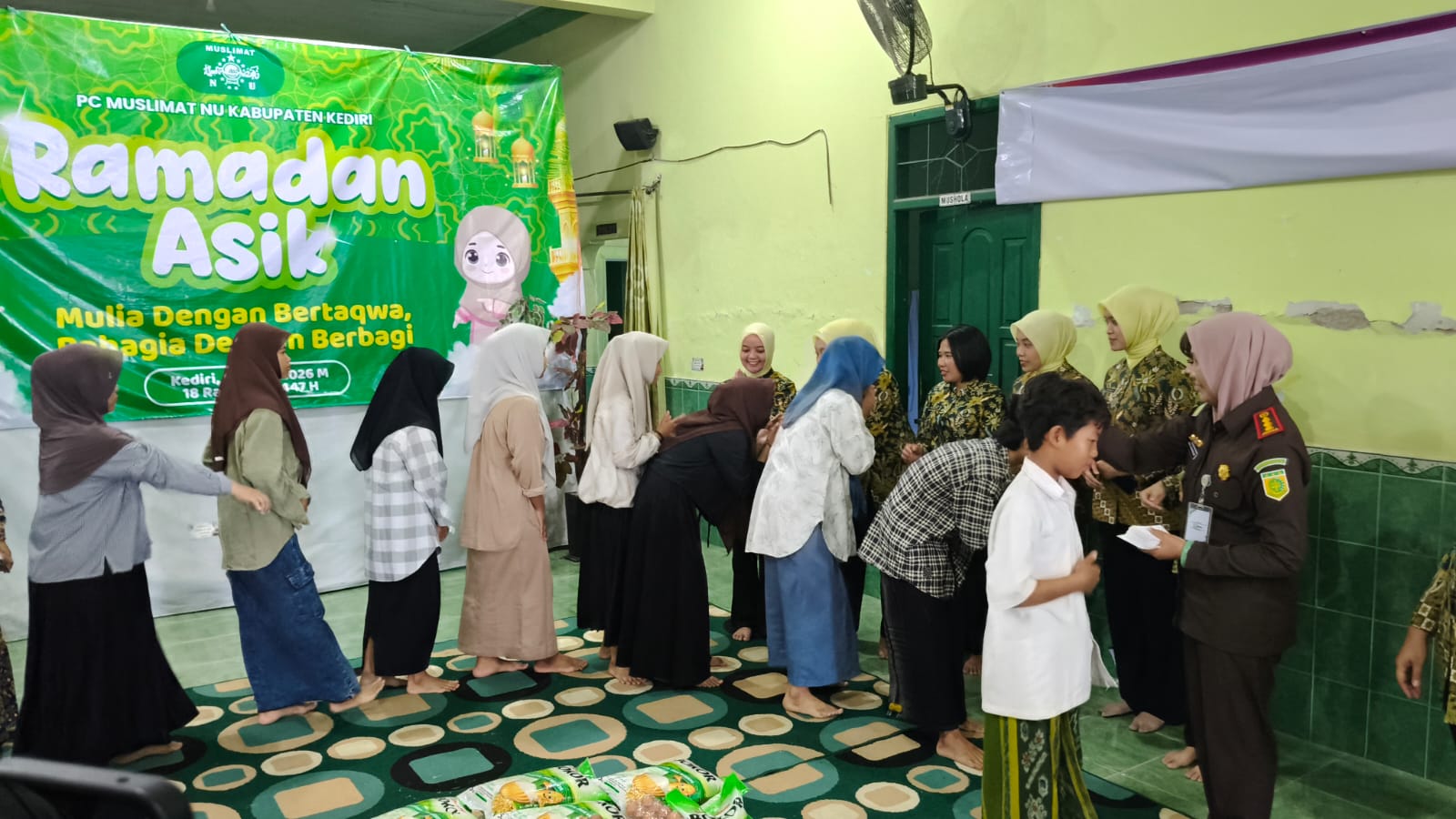 Kejari Kabupaten Kediri Salurkan Santuan Kepada Anak Yatim di