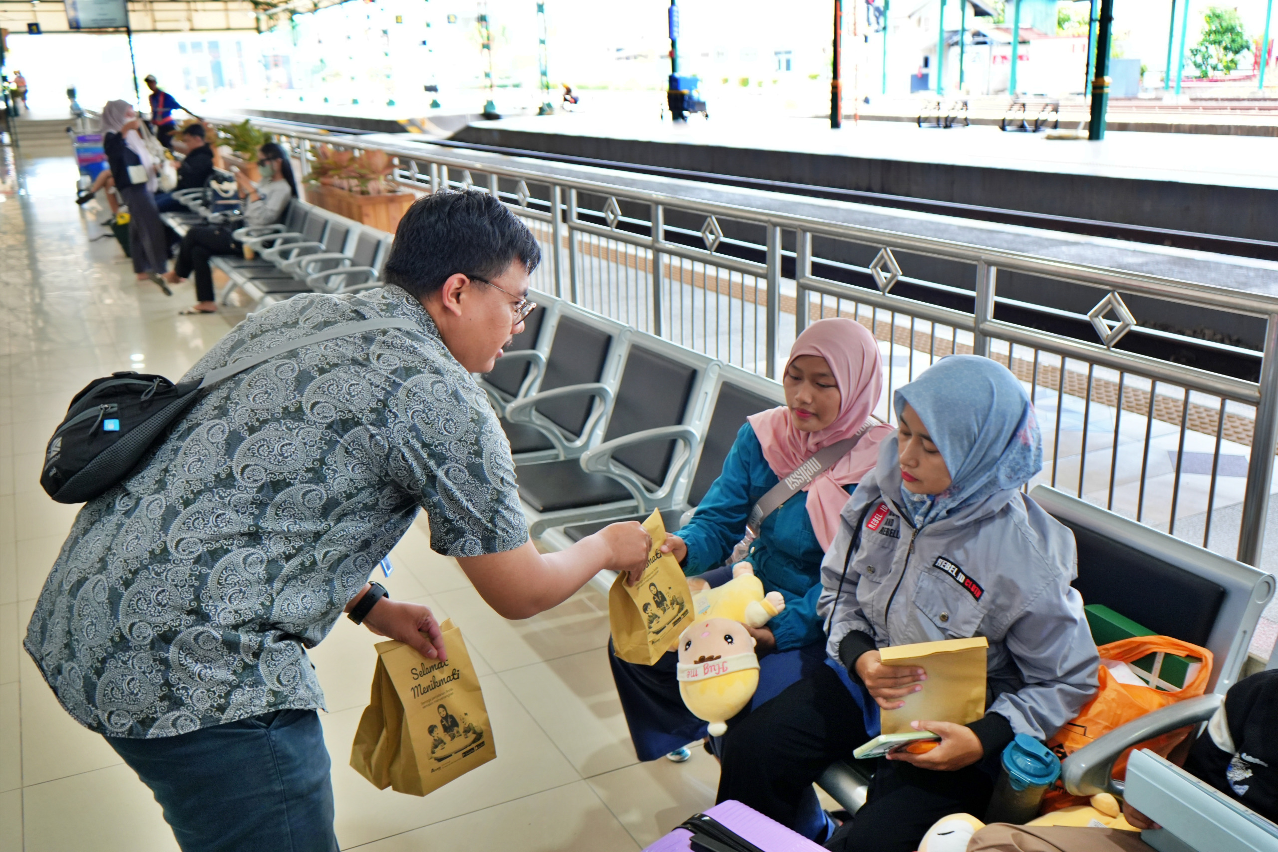 KAI Daop 7 Siapkan Ratusan Takjil Gratis bagi Penumpang KA Jarak Jauh