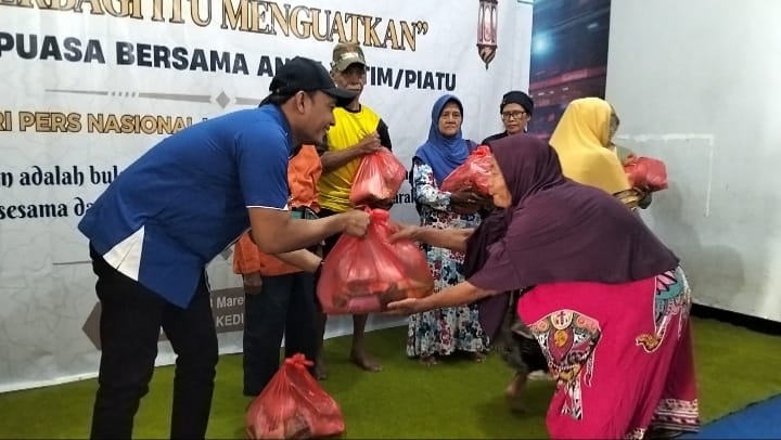 Bakti Sosial HPN 2026, PWI Kediri Raya Salurkan Paket Sembako dan Santunan Anak Yatim