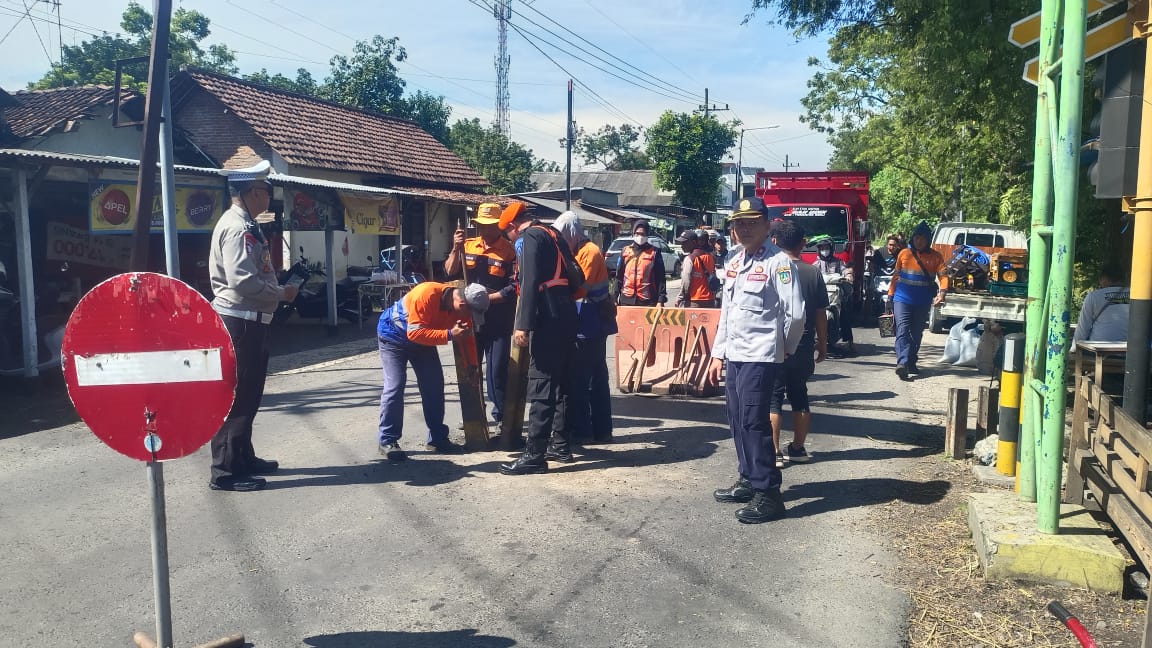 Tekan Risiko Kecelakaan Saat Mudik, KAI Daop 7 Lakukan Penyempitan Perlintasan Sebidang