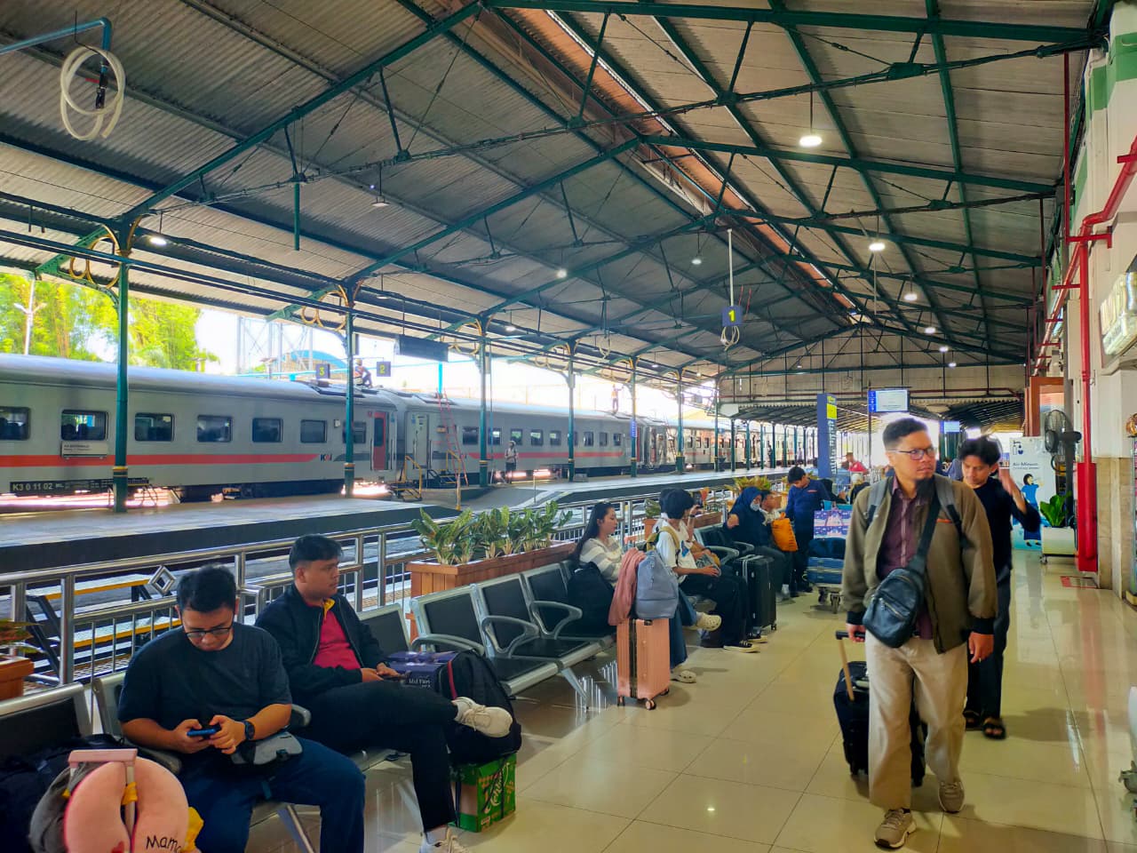 Hari Raya Idul Fitri 2026, Lonjakan Penumpang Masih Padati Stasiun di Daop 7 Madiun