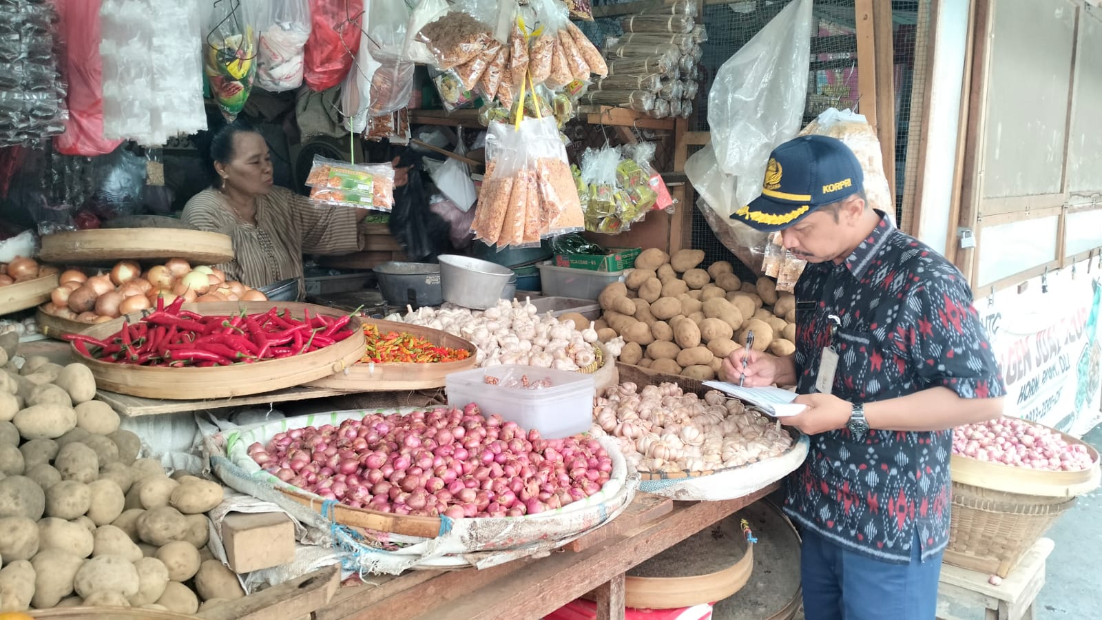 DKPP Kota Kediri Melakukan Pemantauan Harga Komoditas Pangan di Pasar Setono Betek