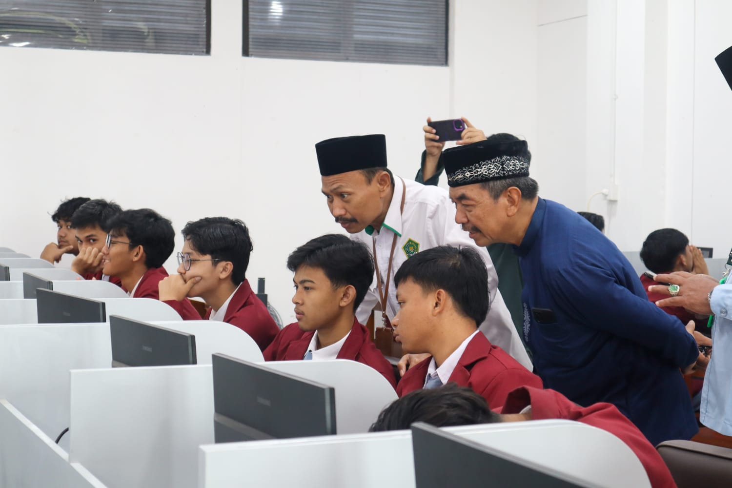 Kanwil Kemenag Jatim Tinjau Pelaksanaan Ujian Nasional PKPPS Ulya Wali Barokah, Puji Kondusivitas dan Kelengkapan Fasilitas