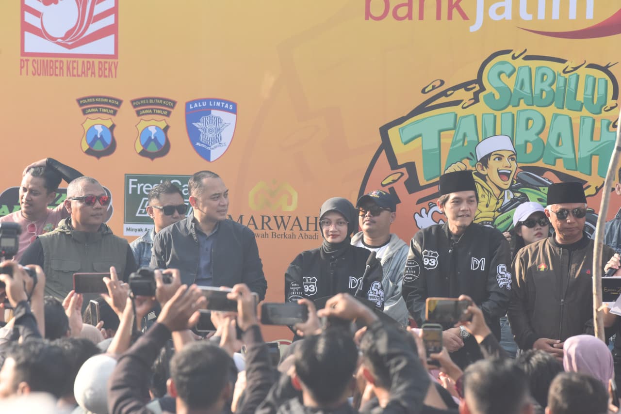 Bersama Komunitas Kelas Malam, Mbak Wali dan Gus Iqdam Ziarah ke Makam Syekh Al Wasil Syamsudin