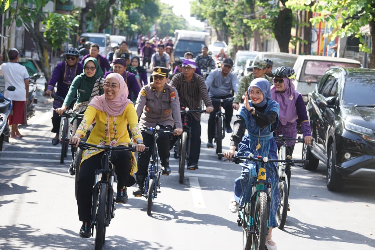Wali Kota Kediri Peringati Hari Kartini dan Hari Bumi Dengan Keliling Kota Naik Sepeda Berkebaya
